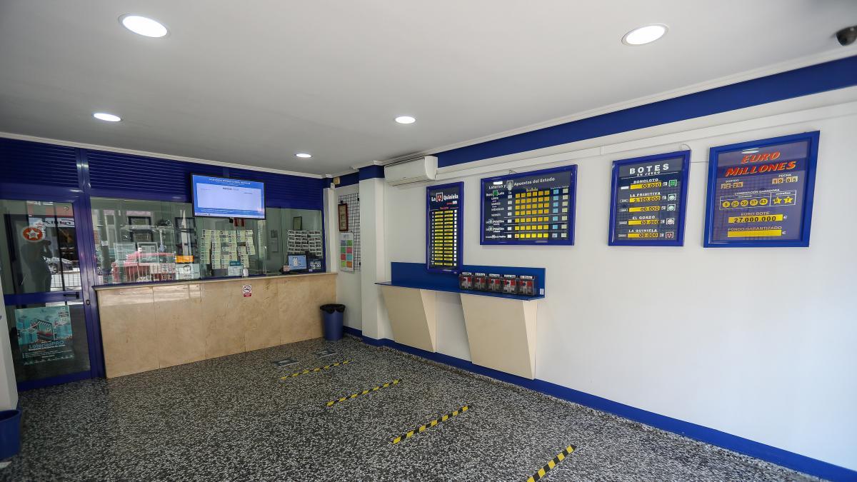 El propietario de la administración de lotería describe una configuración comercial en España: 