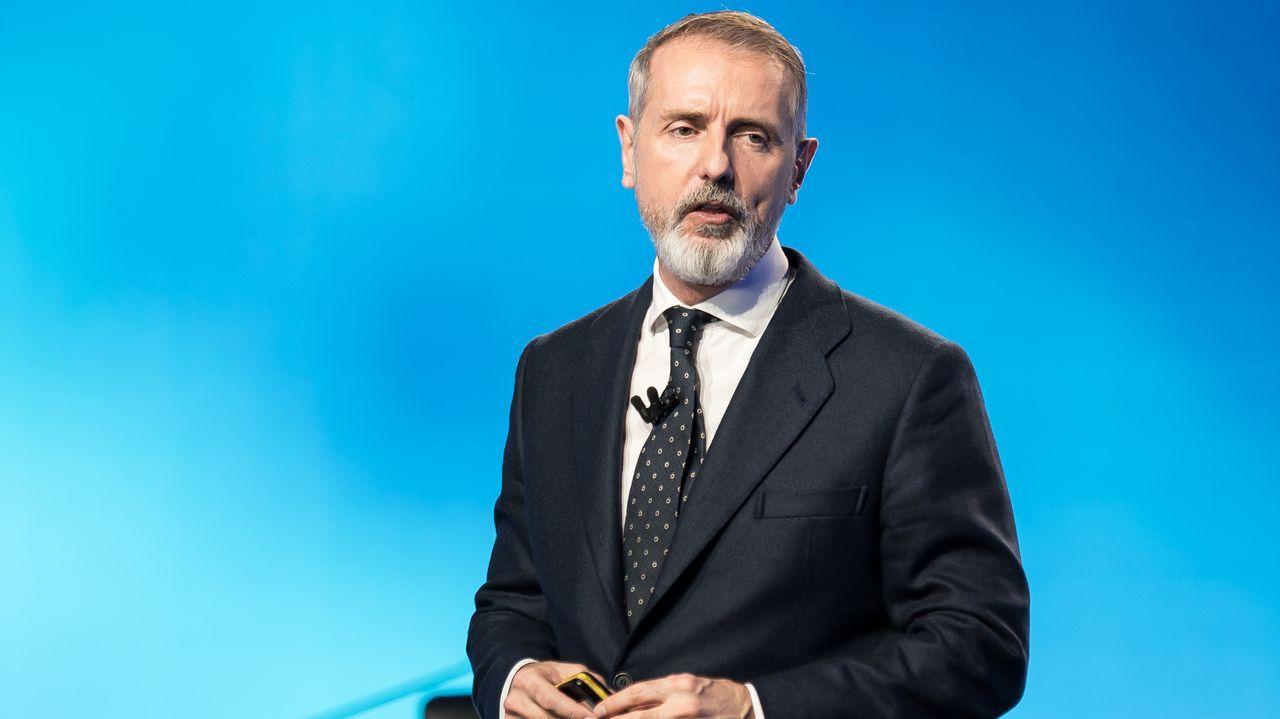 Justo sobre la mesa Telefónica ahorrará 3.000 millones hasta 2030