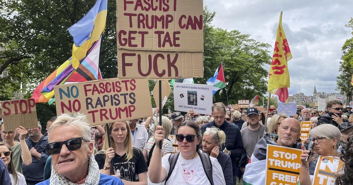 Tenemos alrededor de 1.500 personas en Escocia contra las protestas de Trump mientras jugamos al golf